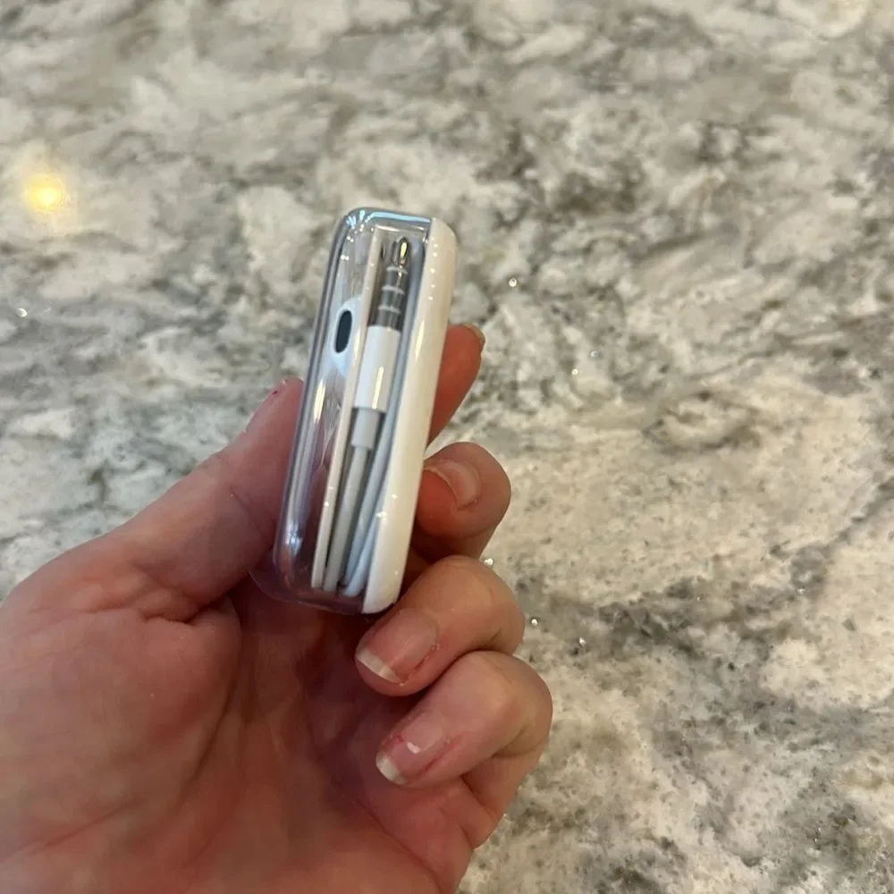🤍 Apple EarPods with 3.5mm Plug – Brand New in Case